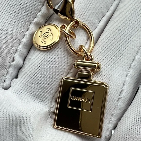 CHANEL Authentic 2023 NOVELTY HOLIDAY
No*5 PERFUME BOTTLE & CHANEL CHARM - Picture 8 of 17